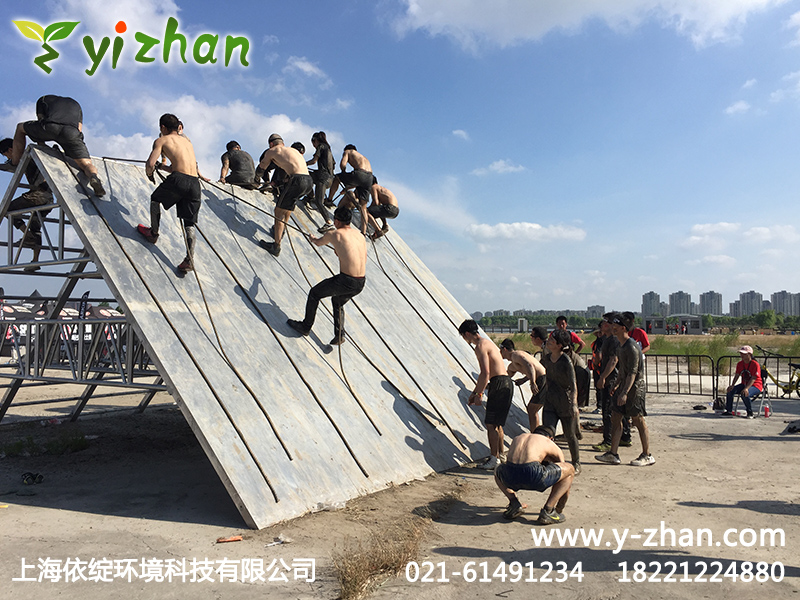 世界级斯巴达勇士赛依绽为勇士们提供服务上海洒水车出租运水冲澡