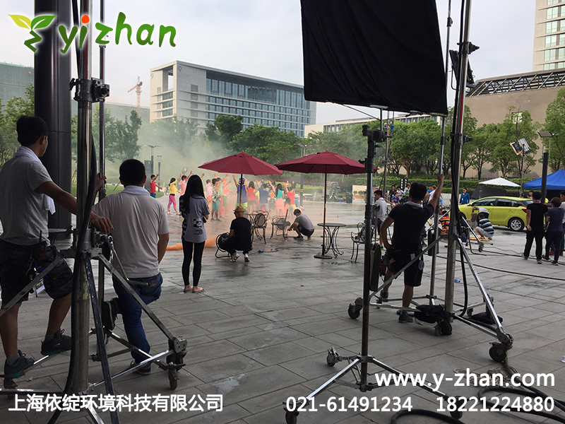 浦东万达广场拍摄汽车广告展示活力汽车依绽为其提供洒水车降雨服务